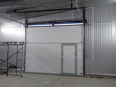 Подъемные ворота с калиткой для гаража в Кропоткине